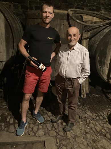 Arthur Nouyrigat avec Gilbert Mestre dans la cavede ce dernier. Une cave voûtée du XVIIe siècle où la température oscille entre 15 et 16° C.