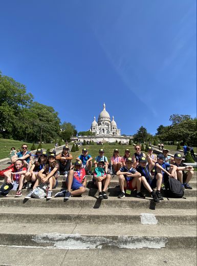 Le groupe au pied de Montmartre.