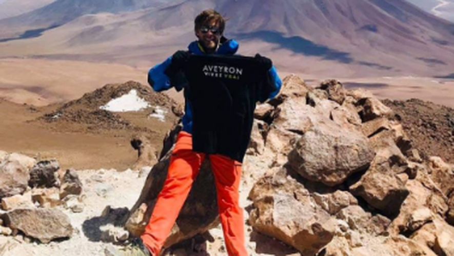 C’est une tradition ! Chaque fois qu’il atteint un sommet, comme ici le Cerro-Toco au Chili (5 604 mètres), Alexandre Théron prend plaisir à sortir de son sac à dos son tee-shirt fétiche "Aveyron vivre vrai", offert par Jean-Philippe Abinal.