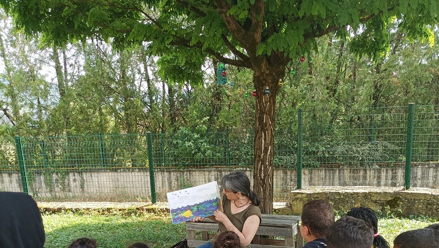À l’heure de la lecture au Petit jardin du Tricot avec Aline Bruel de la Médiathèque.