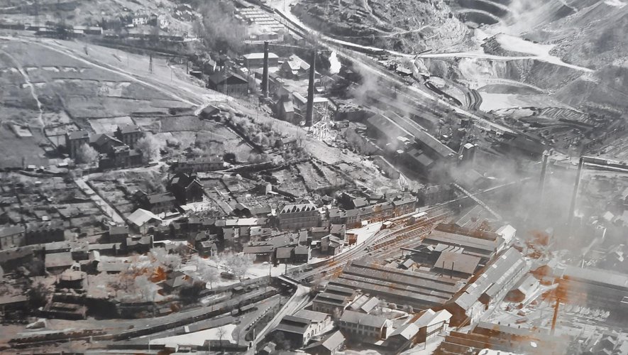 Ci-dessus Ray Delvert, pionnier de la photographie, aux côtés de son avion et, ci-dessous, vue aérienne de Decazeville, dans le début des années cinquante.