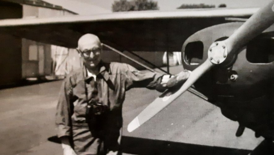 Ray Delvert, un pionnier de la photographie, avec son avion. Photo transmise par C. Bernad.