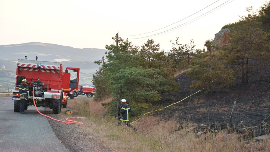Les pompiers luttent contre un feu de végétation au lieu-dit Conclus à Verrières.