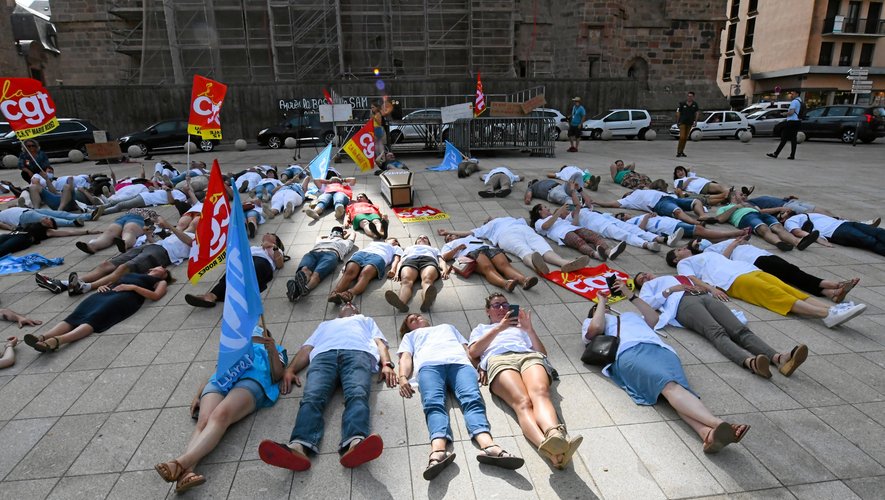 Une mobilisation place d'Armes au pied d'une banderole demandant : "Après Bosch et Sam, allez-vous laisser crever Sainte-Marie ?".