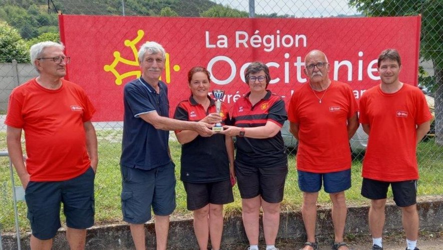 Les dirigeants decazevillois et viviezois remettent les récompenses aux championnes 4e division, de l’Ariège.
