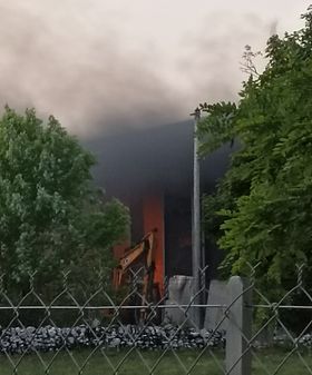 L'incendie s'est déclenché samedi en début de soirée dans un bâtiment de stockage du centre de tri des déchets industriels de Sébazac.
