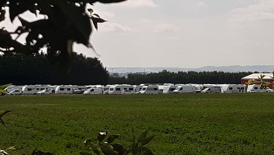 Près de cent-cinquante caravanes et autant de véhicules sont arrivés dimanche du côté du Trauc. 