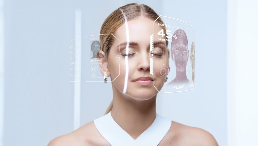 Lancôme utilise l'intelligence artificielle pour proposer Skin Screen, un service de diagnostic cutané avancé, dispensé gratuitement en boutique par un conseiller beauté de la marque.