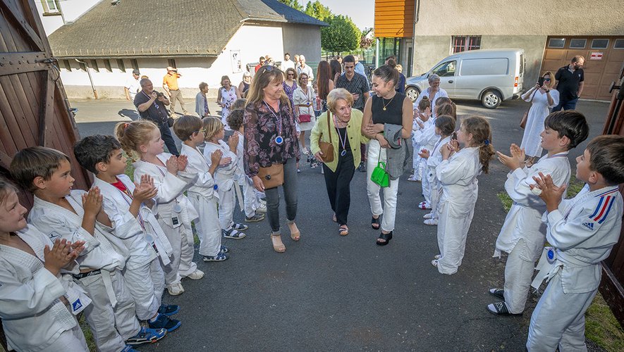 Les jeunes judokas accueillent Madame Foissac.