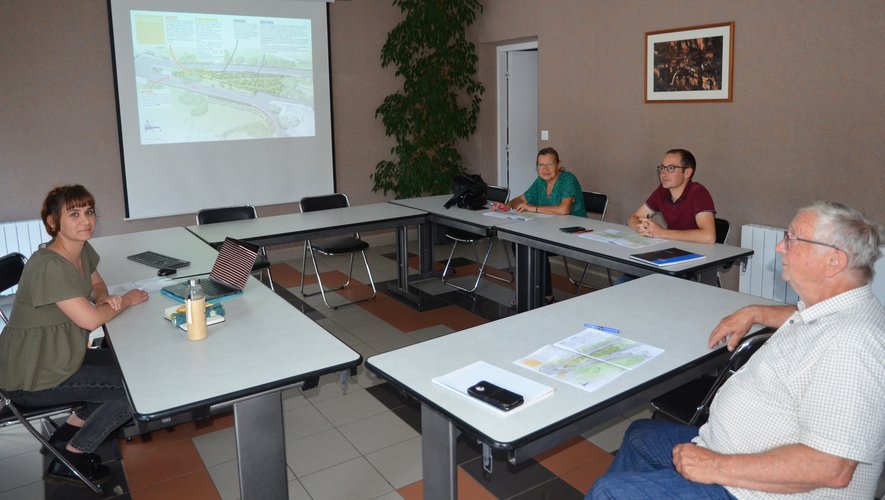 Dernièrement a eu lieu une présentation en mairie du projet d’aménagement paysager au cœur du village, qui devra être réalisé cet automne.