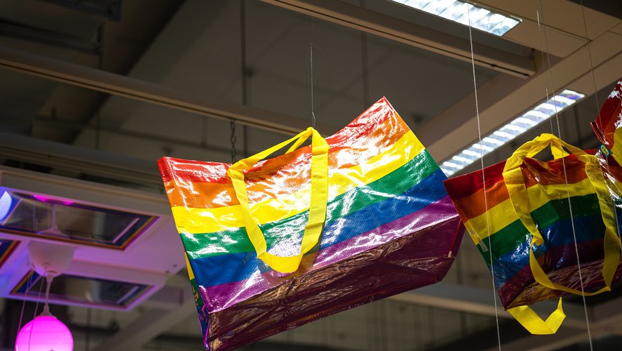 Le légendaire sac de l'enseigne IKEA qui se revêt des couleurs LGBT+ pour le mois des fiertés.