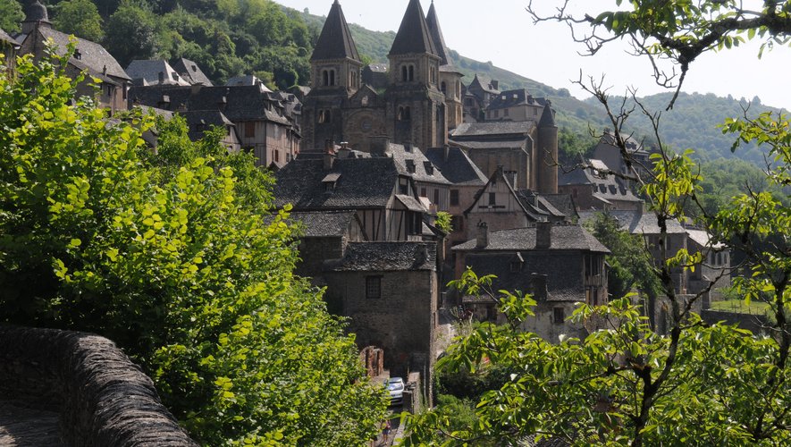 Conques-en-Rouegue et son abbatiale sont un des points d’attractivité de l’Aveyron. Chaque été, plusieurs centaines de milliers de touristes y passent.
