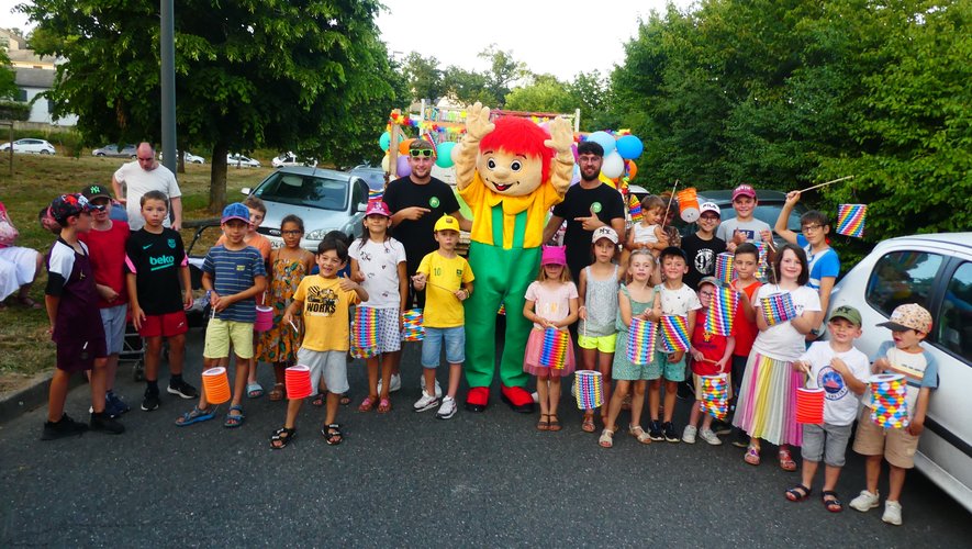 Les enfants fiers de participer à la retraite aux flambeaux aux côtés de la mascotte "Primauschlok"..