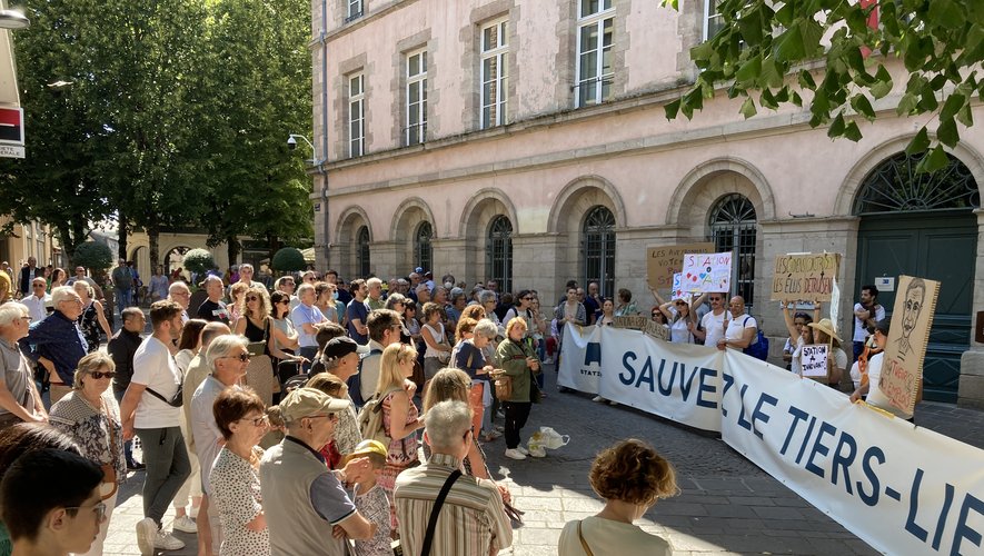 Les soutiens du tiers-lieu se sont retrouvés devant l'hôtel du département, à Rodez, ce samedi 25 juin.