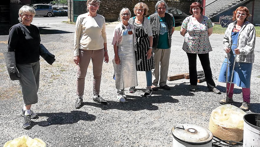 Une partie des membres du club de poterie de la MJC de Rodez. De gauche à droite : Mireille, Élisabeth, Maryline, Rosy, Pierre, Laurence, Cathy.