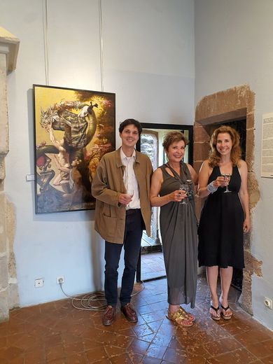 Heidi Leigh au côté d’Heidi Taillefer  et d’Antoine Verdier, deux des artistes qui présentent  leurs œuvres, cet été, au château de Belcastel.