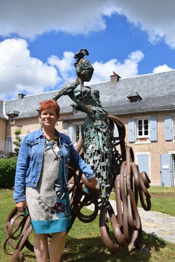 Florence Cayla pose avecla magnifique sculpturede Casimir Ferrer devantla mairie en réhabilitation.