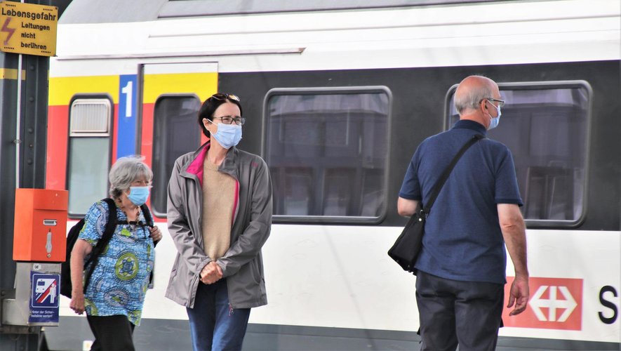 La ministre demande "un geste citoyen" en remettant le masque dans les transports.