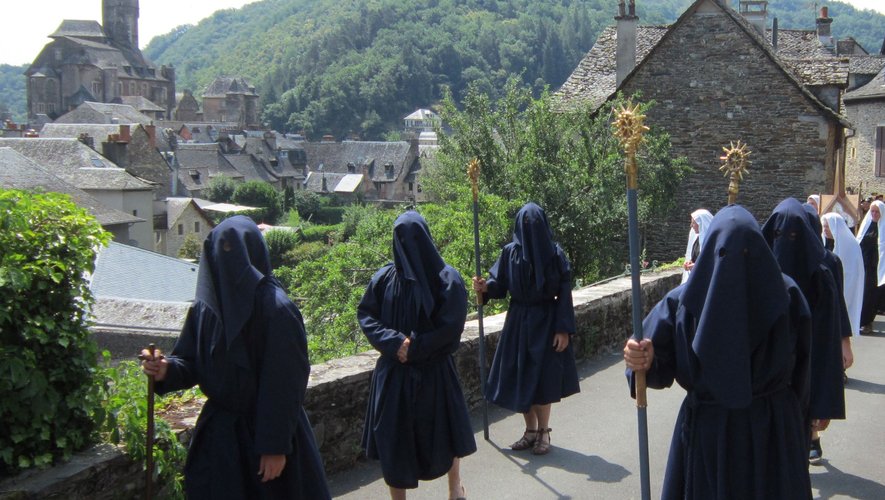 Les Pénitents bleus participerontà la procession de la Saint Fleuret, dimanche 3 juillet.