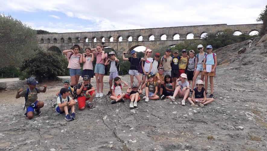 Les enfants au pied du pont du Gard.