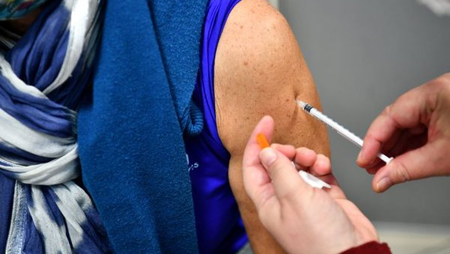 Depuis le 7 avril, une quatrième dose de vaccin est déjà recommandée, en France et dans plusieurs pays, pour les personnes âgées de plus de 60 ans et les patients immunodéprimés. 