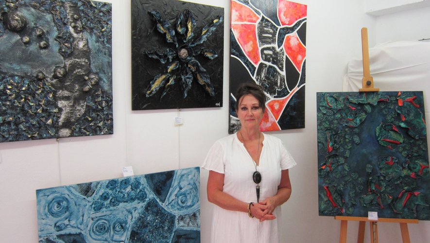 L’artiste Carole Closel et quelques-unes de ses oeuvres.
