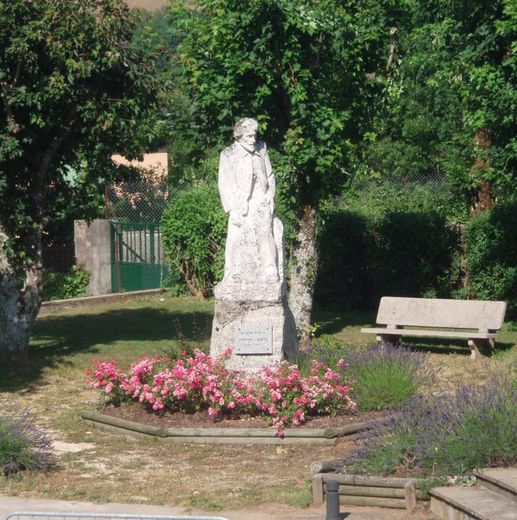 La statue d’Eugène Viala, peintre, poète, graveur, dans le jardin public de son village natal