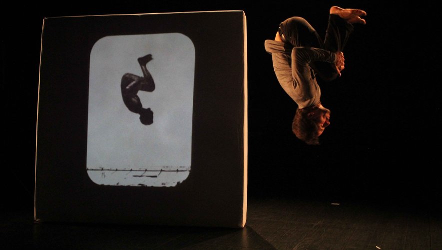 La conférence acrobatique "Faire un tour sur soi-même" remplace le spectacle "De bonnes raisons" au festival d'Entraygues.