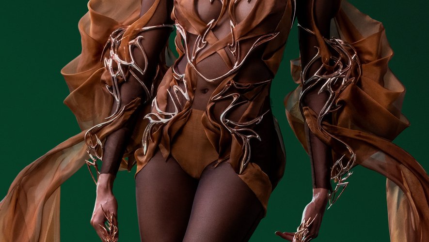 La robe haute couture végane fabriquée à partir de coques de fèves de cacao issue de la collaboration entre Iris van Herpen et Magnum.
