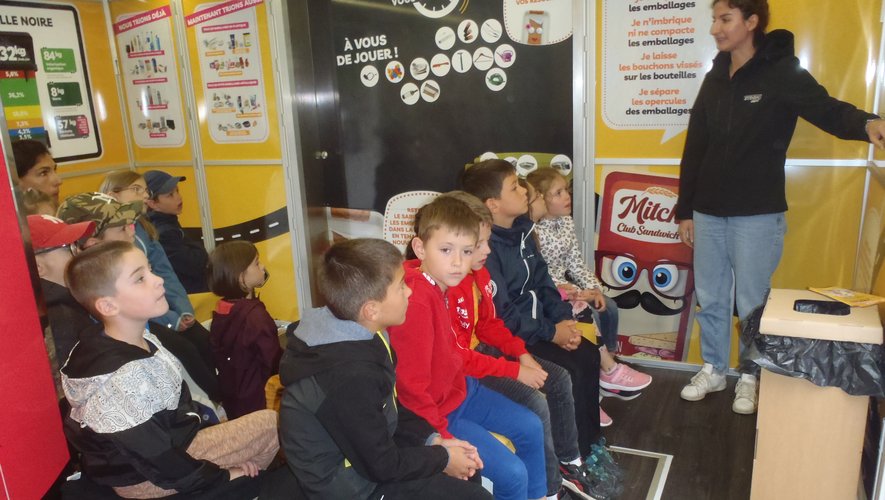 Les enfants écoutent les explications de l’ambassadrice du Sydom.