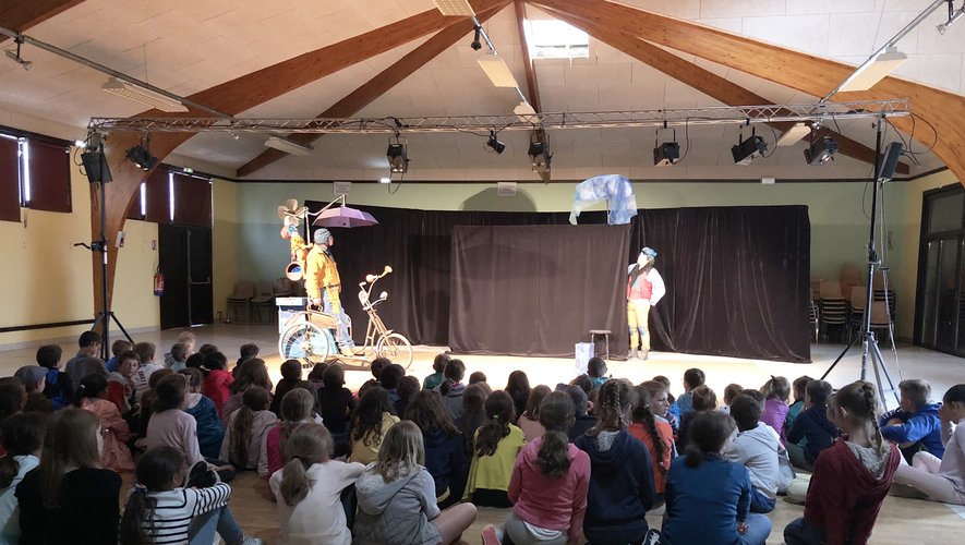 En fin d’après-midi, tous les élèves  ont assisté à un spectacle en occitan.