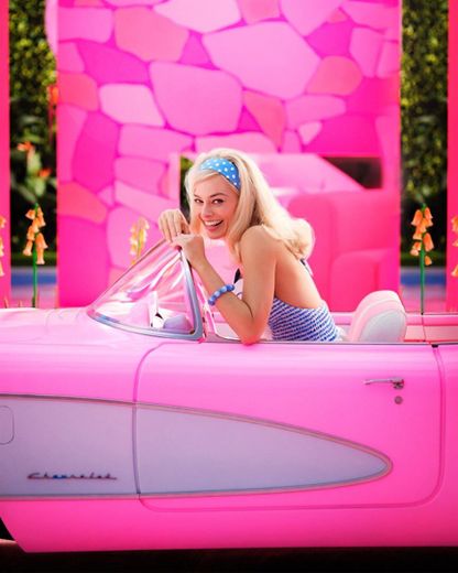 Rose bonbon et ultra-féminin, le style "Barbiecore" pourrait s'imposer comme l'esthétique la plus convoitée de l'été.