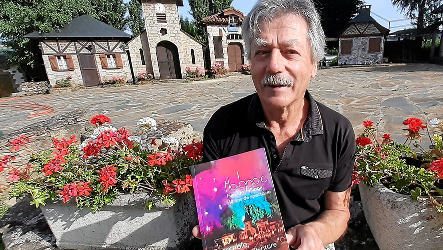 Christian Roques, président fondateur d’Hier un village », ici dans le décor du spectacle, présente le livre des 40 ans de la grande fresque vivante.