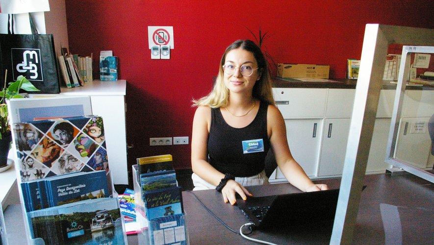Chloé Ryncarz installée à son bureau du Point Info Tourisme.