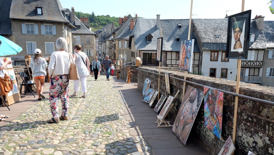 Les Espalionnais et les touristes ont pu également découvrir, au gré de leur promenade, une exposition de 15 artistes, installée sur le Pont Vieux.