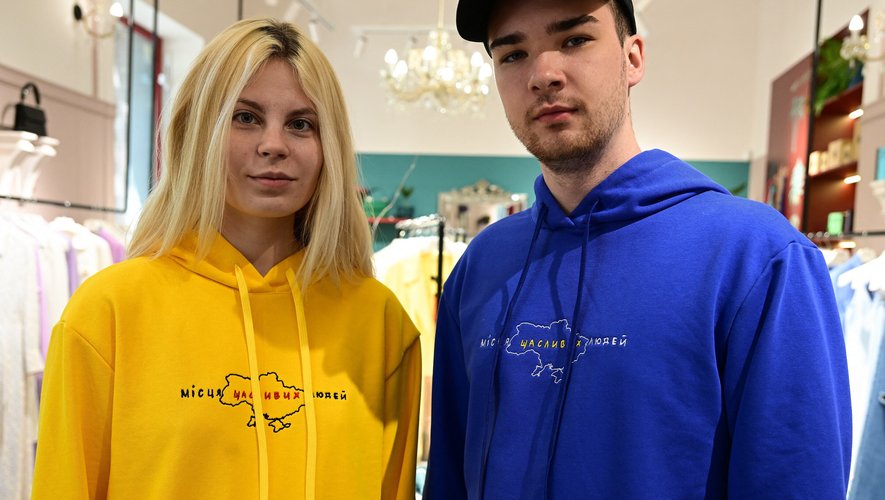 Dans un autre magasin à la mode, Kapsula ("Capsule"), des vêtements et bijoux créés par des designers ukrainiens affichent les couleurs jaune et bleu du drapeau national.