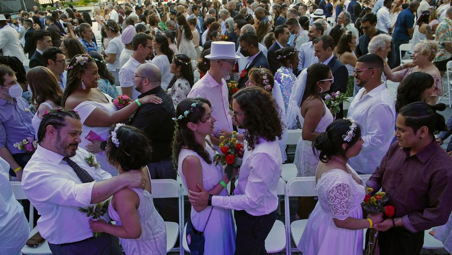 Quelque 500 couples ont célébré un mariage symbolique dimanche, sous le ciel bleu de New York.