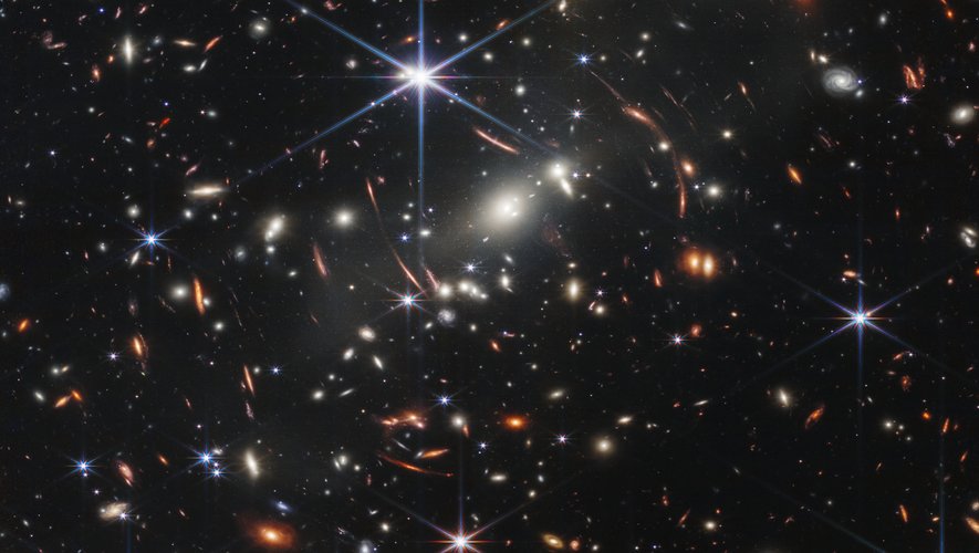 La première image de l'Univers dévoilée par le télescope James Webb, le lundi 11 juillet 2022.