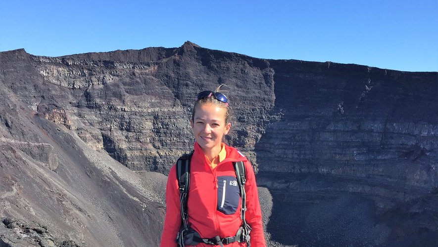 Passionnée de volcanologie, Marion Bécouze ici devant le cratère du piton de la Fournaise à la Réunion.	