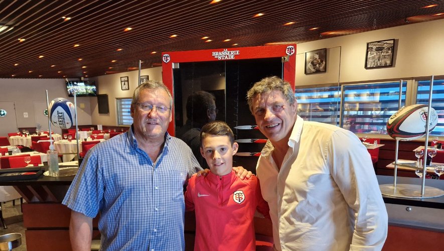Francis avec son petit-fils Jules qui joue au Stade, et Didier Lacroix président du club, ont conclu le partenariat pour le couteau "L’Erwall".