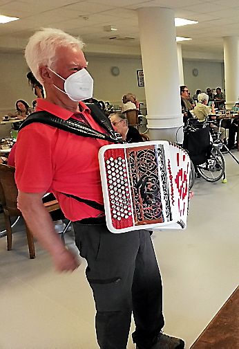 Jean-Pierre Comby a apporté du bonheur aux résidents avec son accordéon.