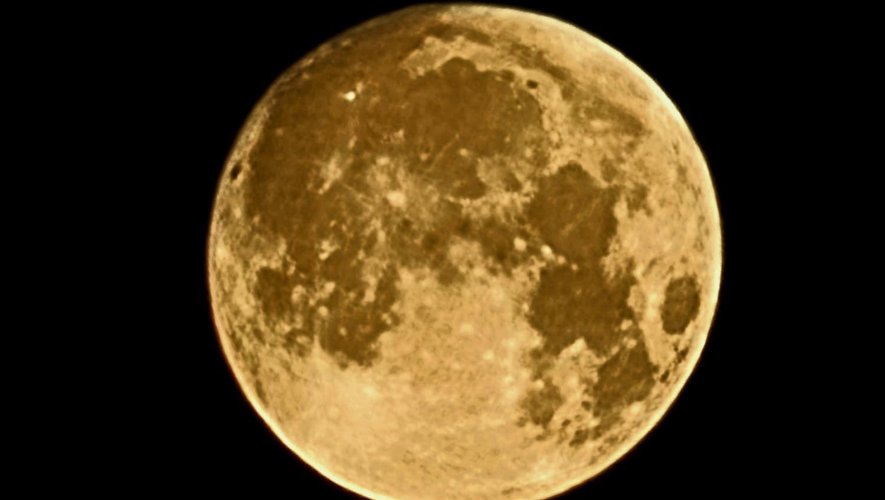 La lune photographiée à l'aide d'un téléphone Samsung S21 ultra, en zoom x100.
