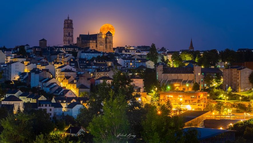 Une magnifique photo de nuit de Rodez avec la super lune qui se cache (à peine) derrière la cathédrale.