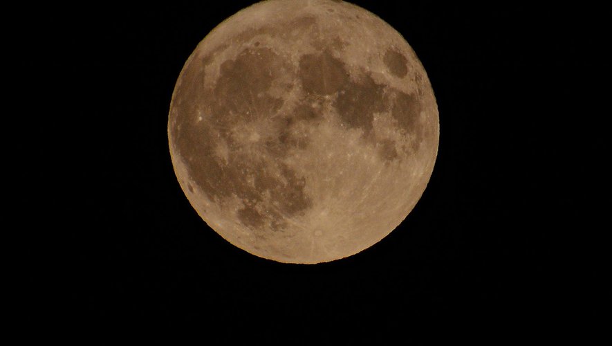 La lune photographiée depuis Millau.