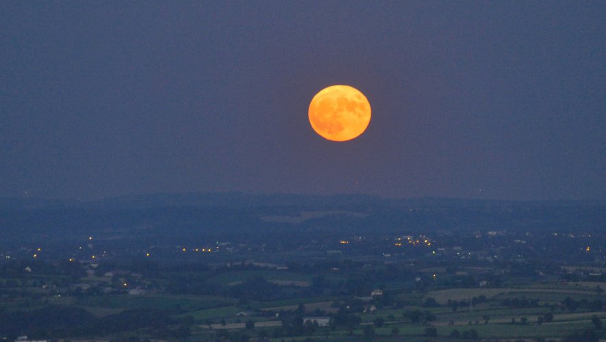 La super lune se lève sur Le Buenne, à Clairvaux-d'Aveyron.