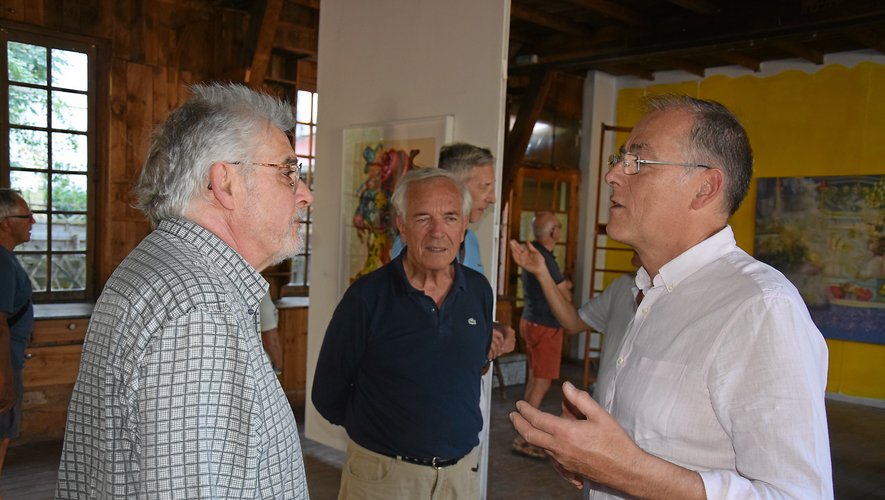 Pierre Pradié (à droite) lors du vernissage, qui échange notamment avec l'artiste René Caussanel, et en présence de son ami Pierre-Marie Blanquet. 