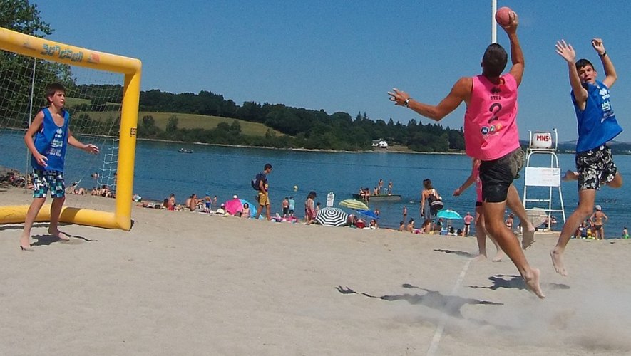 Volley, sandball, rugby sur le sable avec le lac pour se rafraîchir.