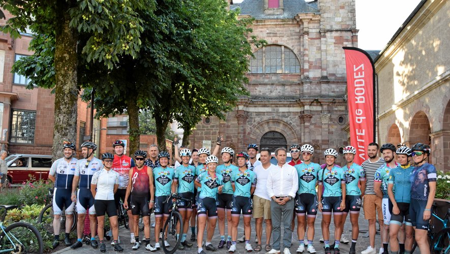 Le groupe de Donnons des elles au vélo au départ du boulevard Gambetta, à Rodez.
