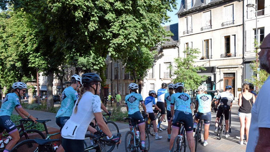 Le groupe de Donnons des elles au vélo au départ du boulevard Gambetta, à Rodez.