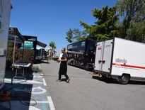 En fin d’après-midi ce samedi, l’heure était à l’installation des derniers camions.